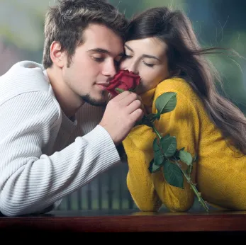 Dating defensiv: oamenii se întâlnesc mai puțin, deoarece costurile unei ieșiri în oraș au explodat