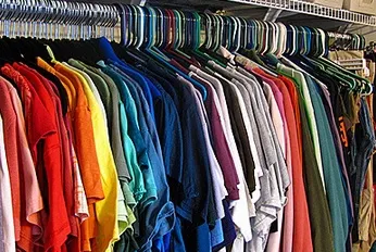 „Muntele de Haine” al României, în creștere! Doar 6–8% dintre textilele țării ajung să fie reciclate