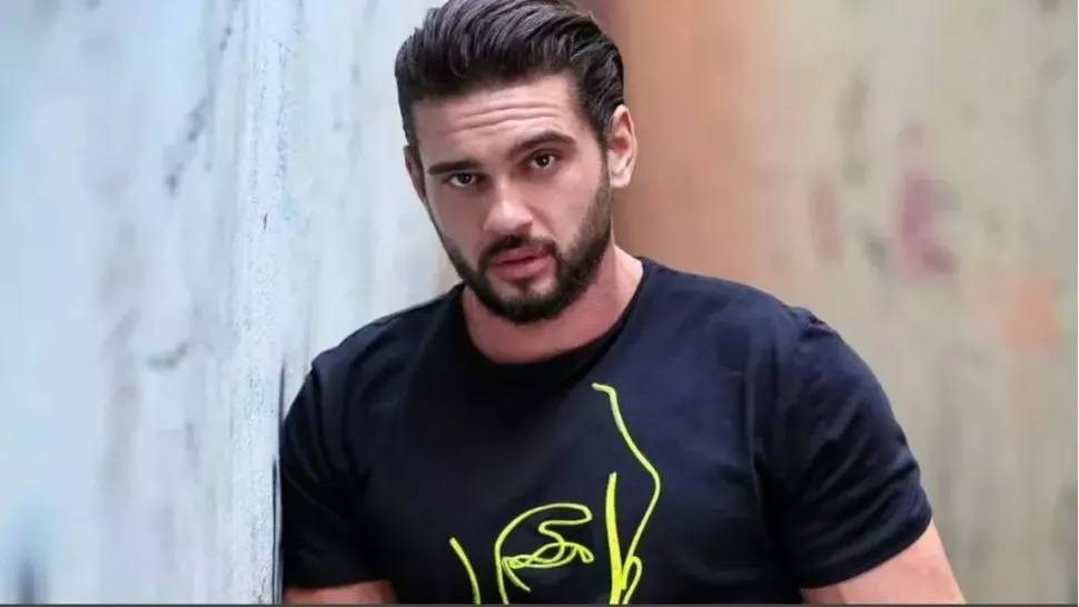 Dorian Popa și-a creat propria ținută pentru munca în folosul comunității