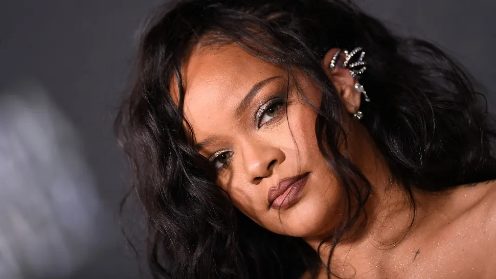 Rihanna, vizată de un atac armat: o femeie a tras 10 focuri spre locuința cântăreței