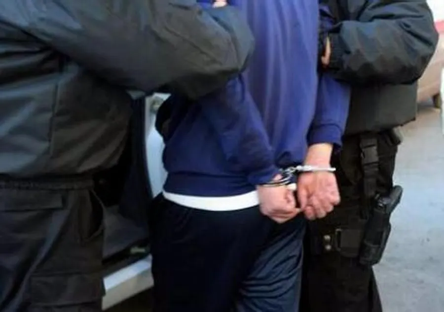 Șase persoane, între care și un polițist, reținute în urma perchezițiilor în dosarul furturilor calificate