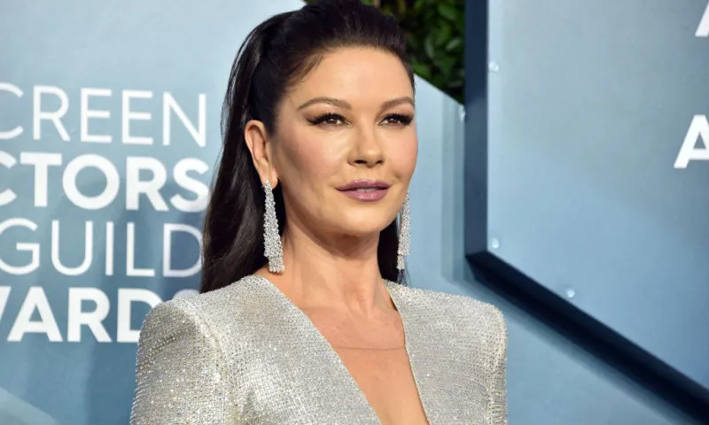 Ce bine arată Catherine Zeta-Jones la 52 de ani! Actrița și-a dezvăluit abdomenul în sala de dans – VIDEO