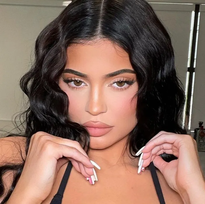 Kylie Jenner, REGINA Instagramului. E prima femeie care strânge 300 de milioane de abonați