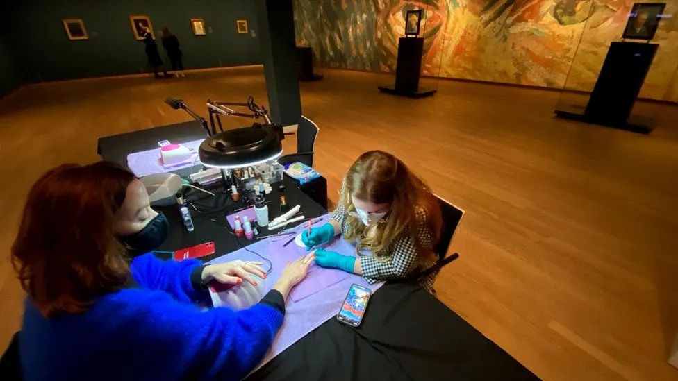 Manichiură printre capodopere | Muzeul Van Gogh din Amsterdam devine salon de înfrumusețare