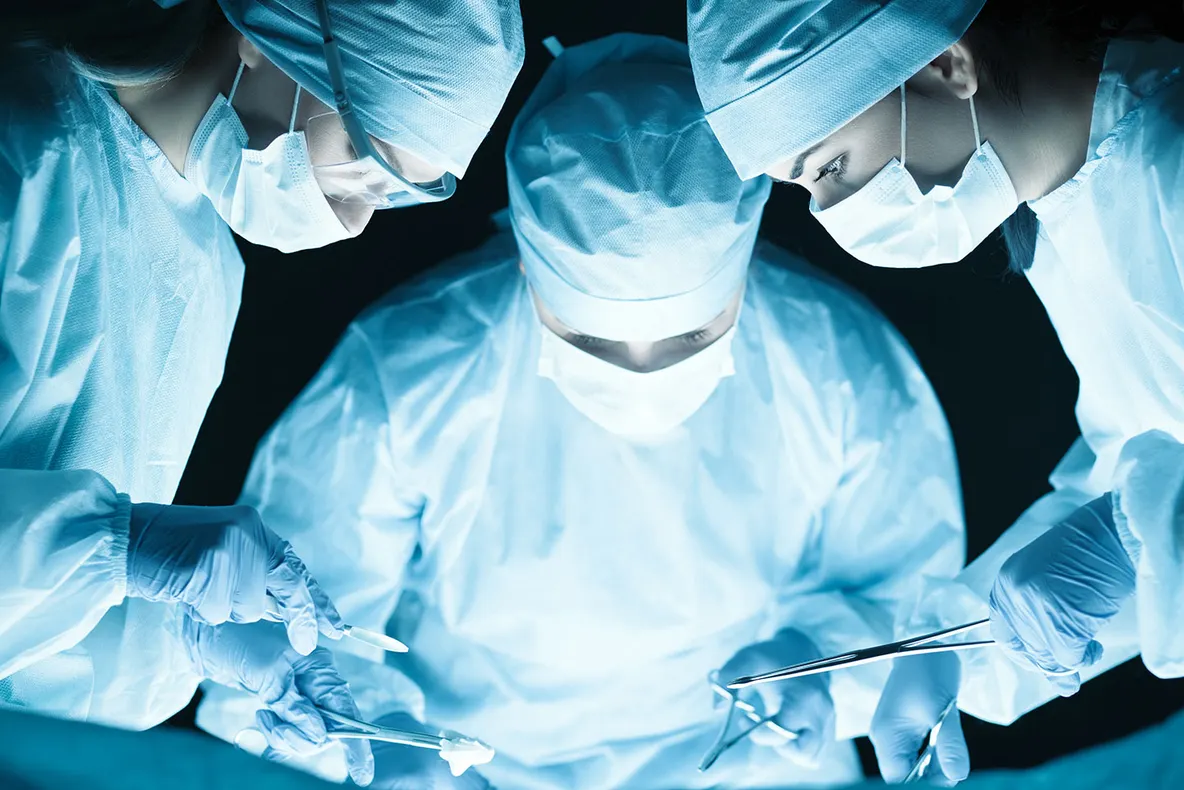 Descoperire șocantă: femeile au mai multe șanse să moară sau să sufere complicații când sunt operate de medici bărbați