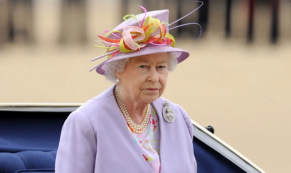 Regina Elisabeta a II-a a Marii Britanii a murit