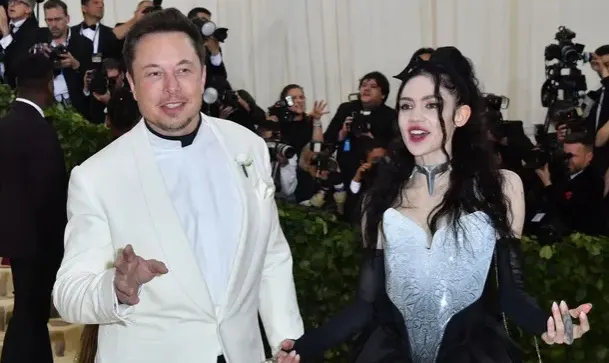 Cântăreaţa Grimes confirmă naşterea celui de-al doilea copil al său cu Elon Musk