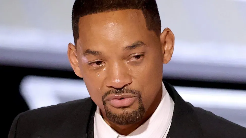 Will Smith își cere scuze după ce l-a pălmuit pe Chris Rock la Oscaruri