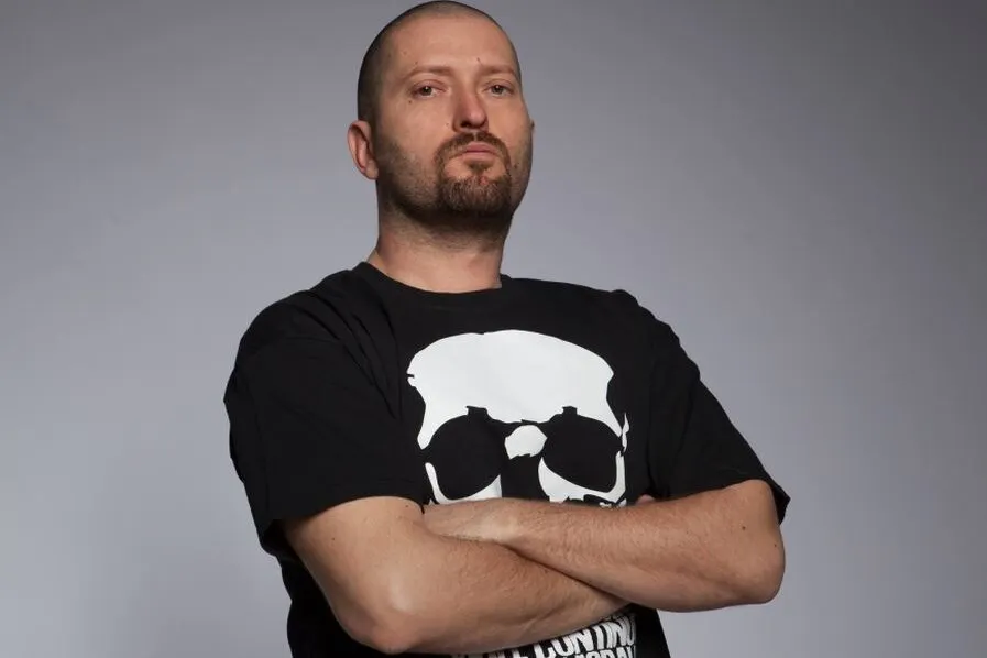 Cum își tratează Cheloo iubita atunci când nu îl vede nimeni