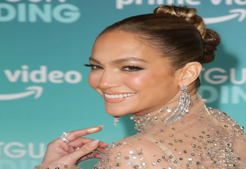 Trucurile care o ajută pe Jennifer Lopez să arate fabulos la 53 de ani