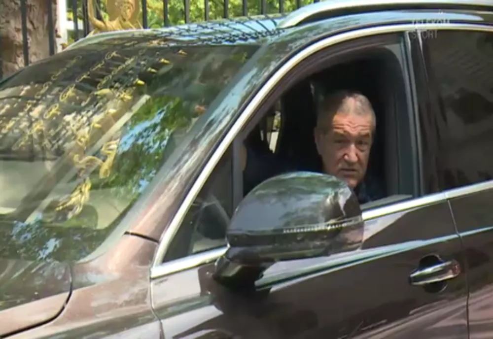 Motivul incredibil pentru care Gigi Becali își conduce desculț bolidul de 500.000 de euro