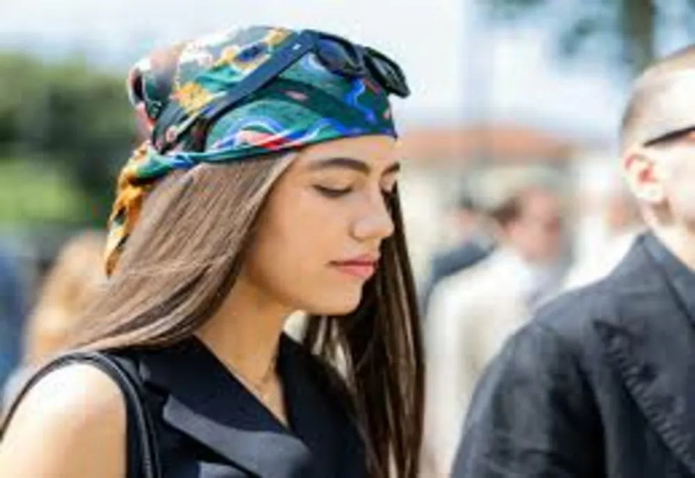 Accesoriu la modă: cum să porți eșarfa cu imprimeu vara aceasta?
