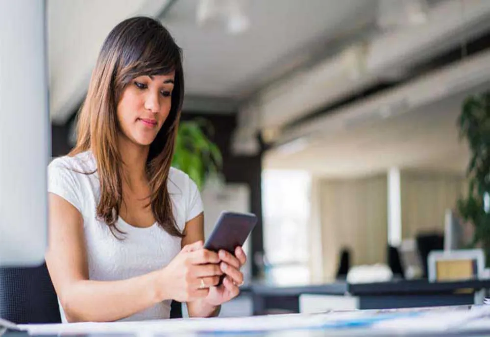 Utilizarea telefonului mobil ar putea cauza bărbia dublă