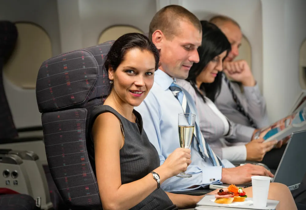 CUM SĂ TE ÎMBRACI CÂND CĂLĂTOREȘTI CU AVIONUL? UN ÎNSOȚITOR DE BORD DEZVĂLUIE LISTA HAINELOR DE EVITAT