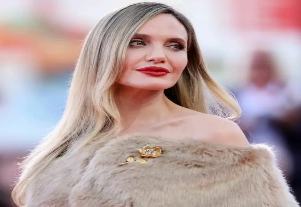 De la blond la bucle „disco”. Angelina Jolie surprinde pe toată lumea cu noul look