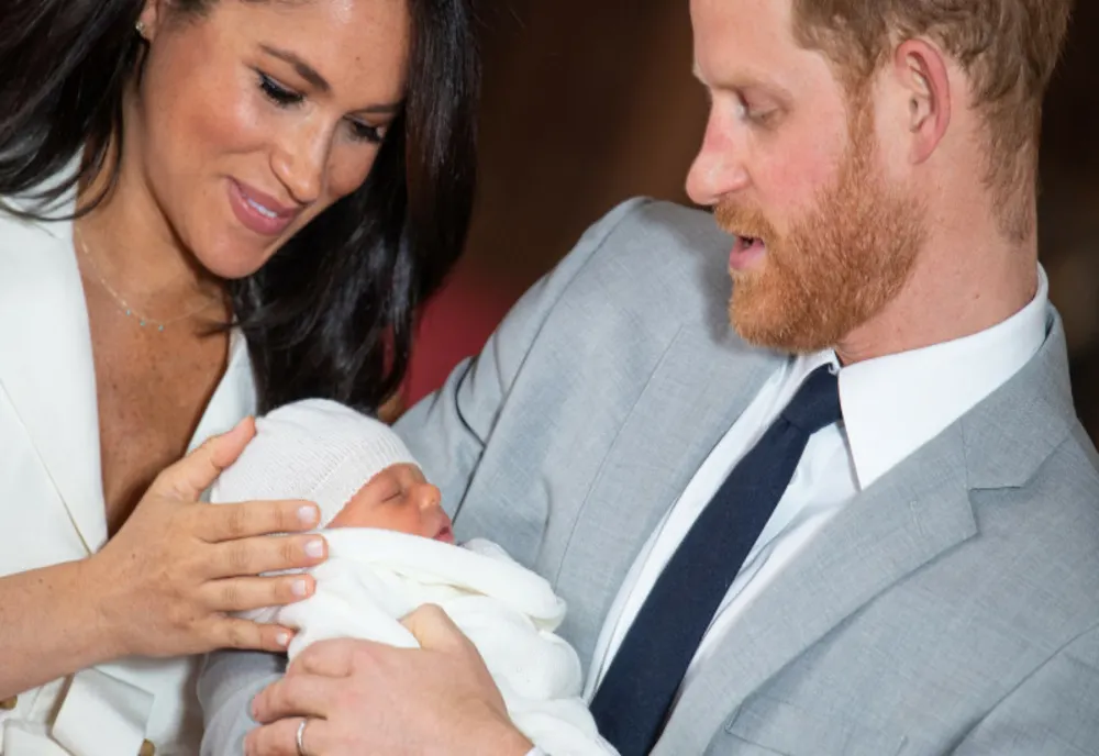 Harry și Meghan au făcut publice fotografii rare cu copiii lor pe felicitarea de Crăciun