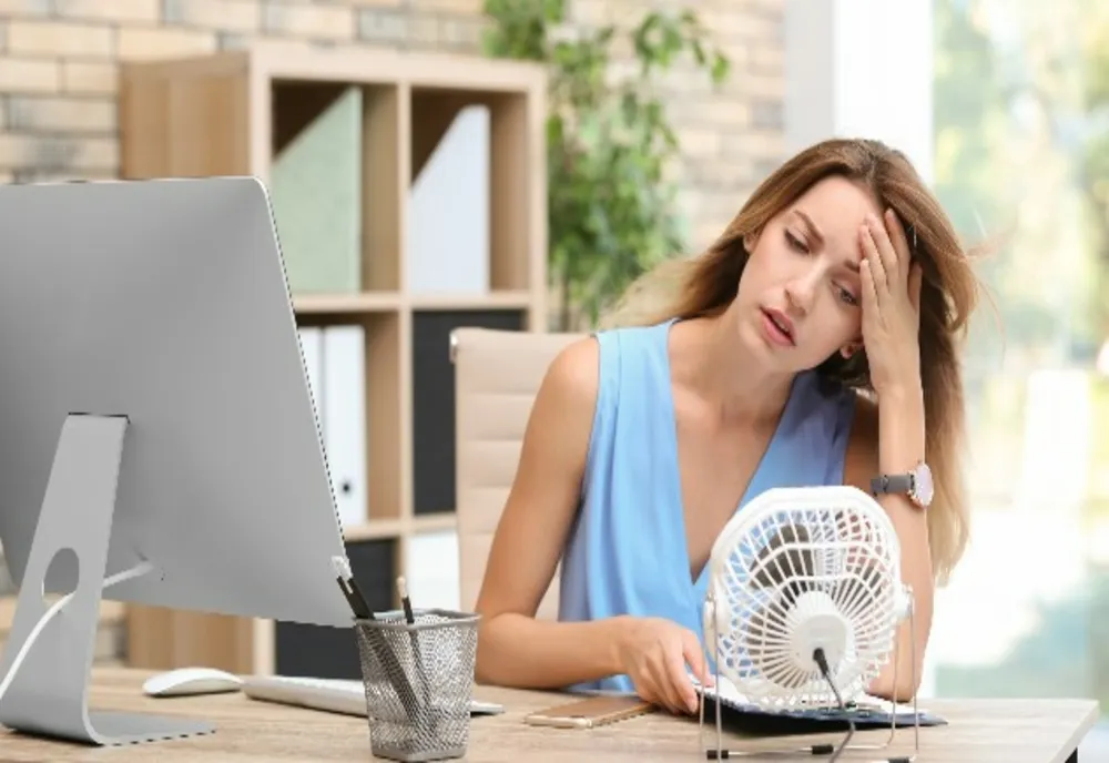 CUM SĂ MENȚII PRODUCTIVITATEA LA BIROU ÎN PERIOADELE DE CĂLDURĂ EXTREMĂ