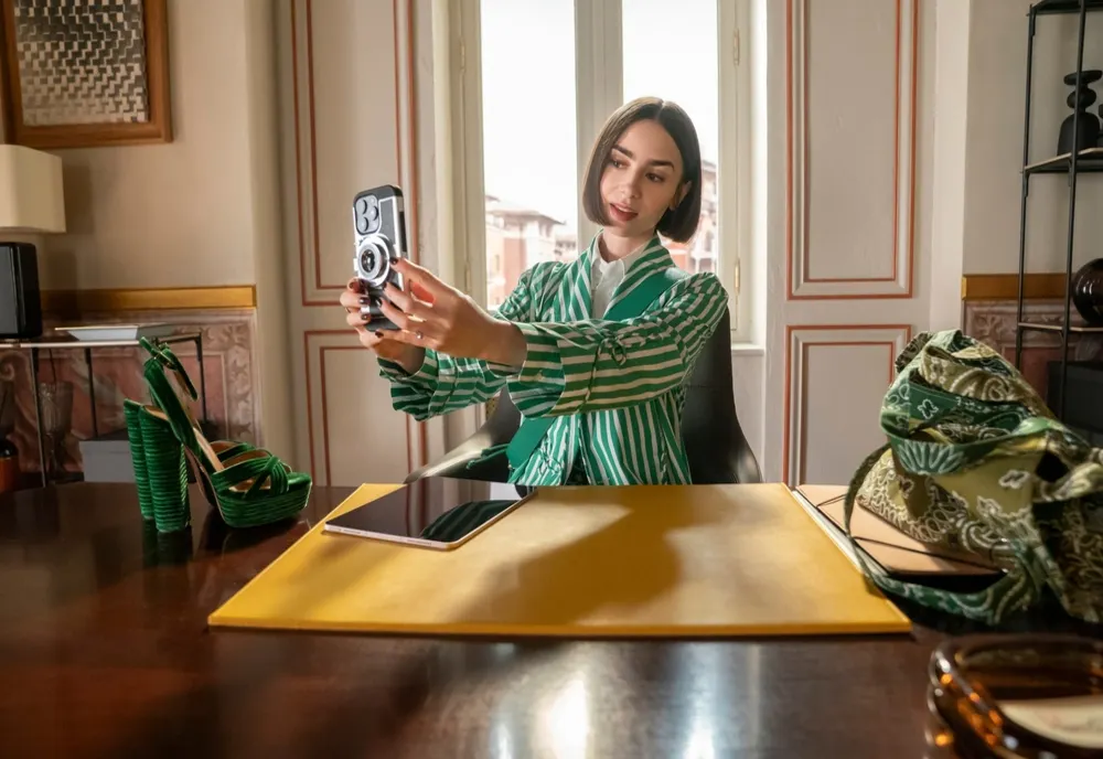 Pantofi creați de un brand românesc din Sibiu apar în serialul „Emily in Paris” de pe Netflix