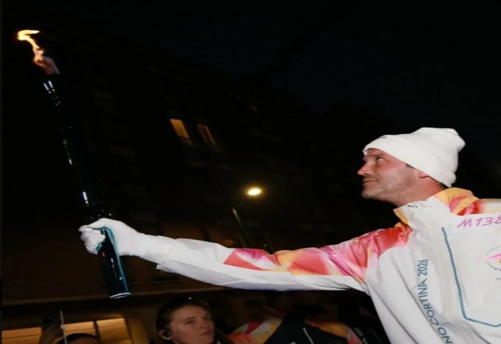 Cristian Chivu a purtat torţa olimpică la Milano - VIDEO