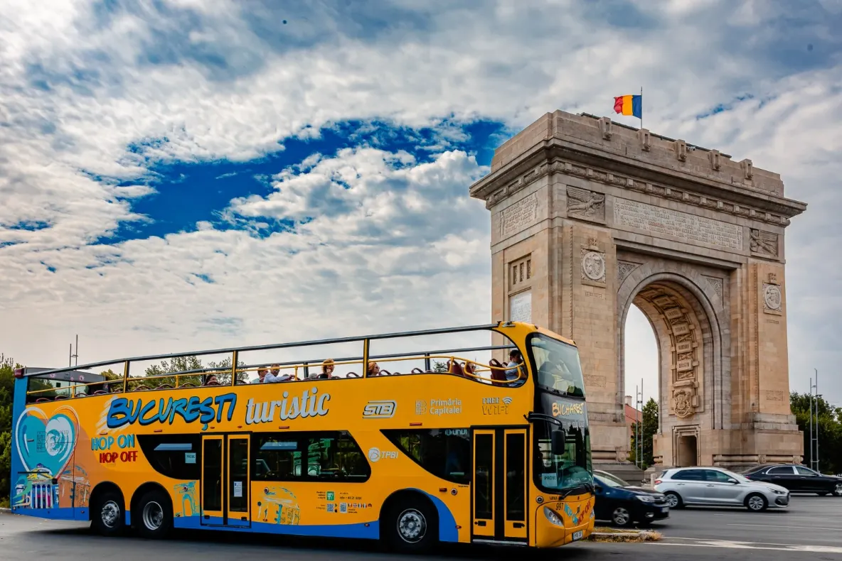 Autobuzele turistice ale Bucureștiului revin, de astăzi, pe traseu! Cât costă biletul și ce traseu au liniile „Bucharest City Tour”
