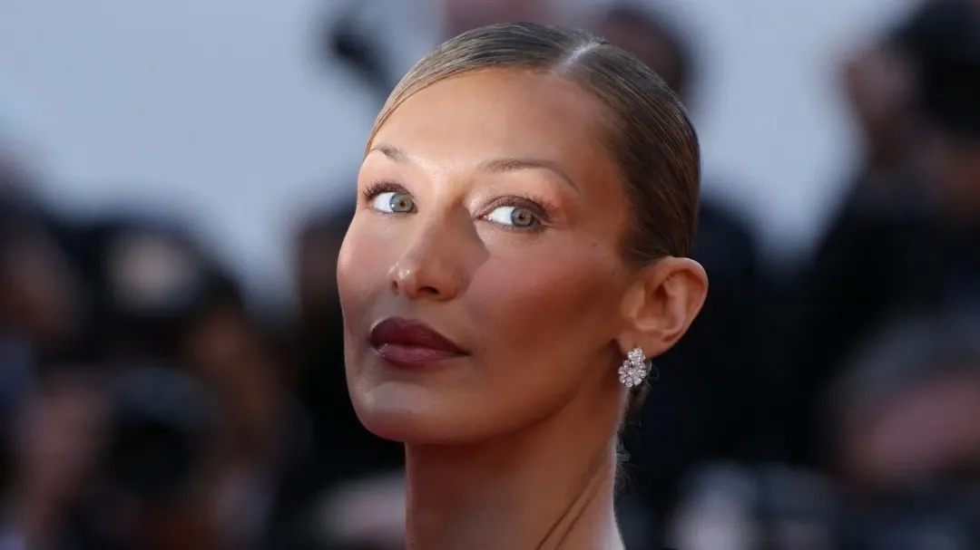 Bella Hadid, spectaculoasă la Cannes! Rochia ei a necesitat 22.000 de ore de broderie și munca a 130 de artizani