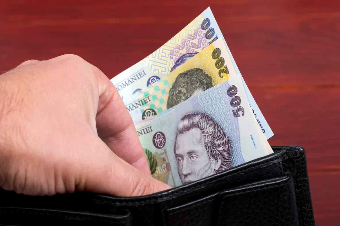 Nouă înșelăciune prin telefon. Poliția Română avertizează: Nu vă retrageți economiile din bancă!