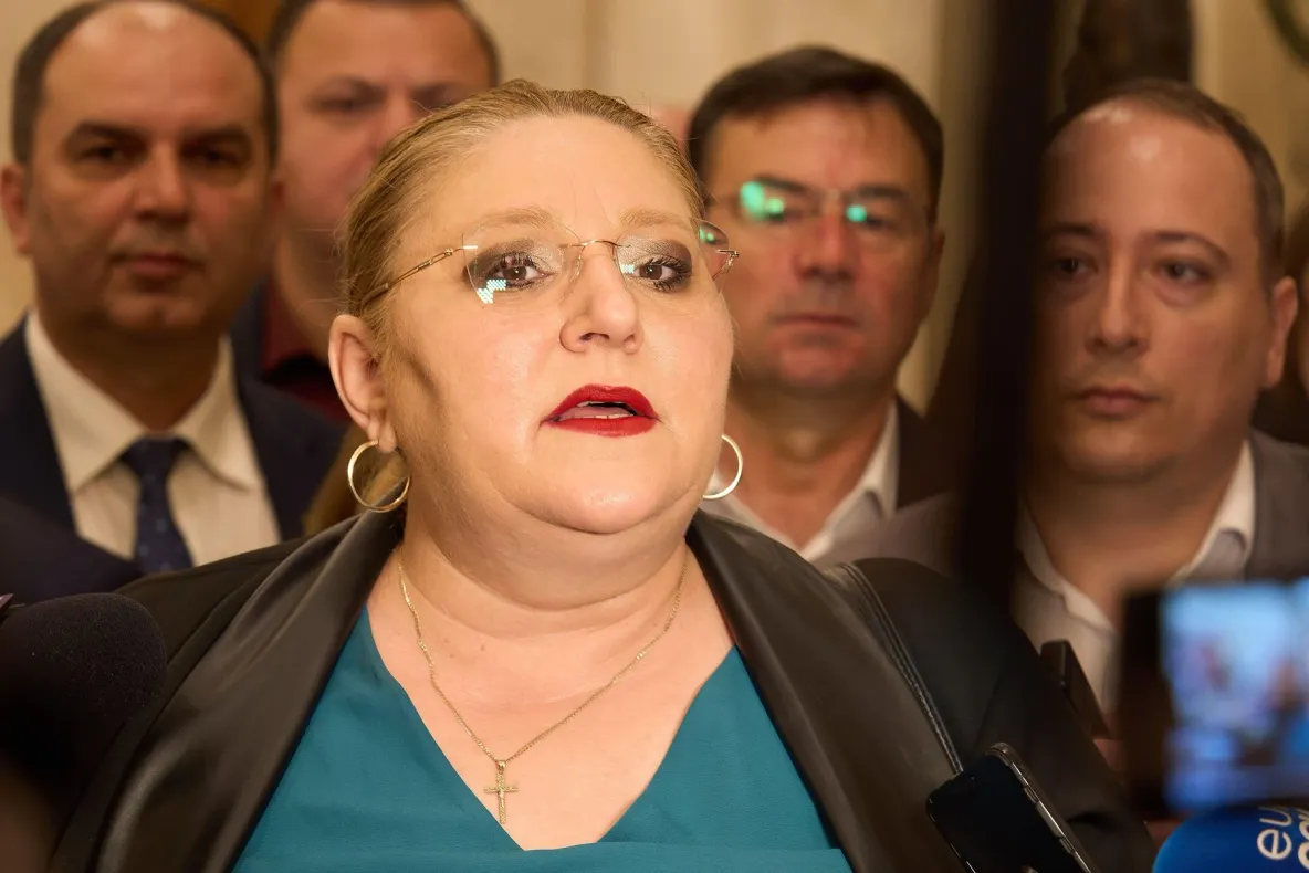Diana Șoșoacă ajunge în fața instanței. Începe judecata în dosarul privind sechestrarea unei jurnaliste italiene