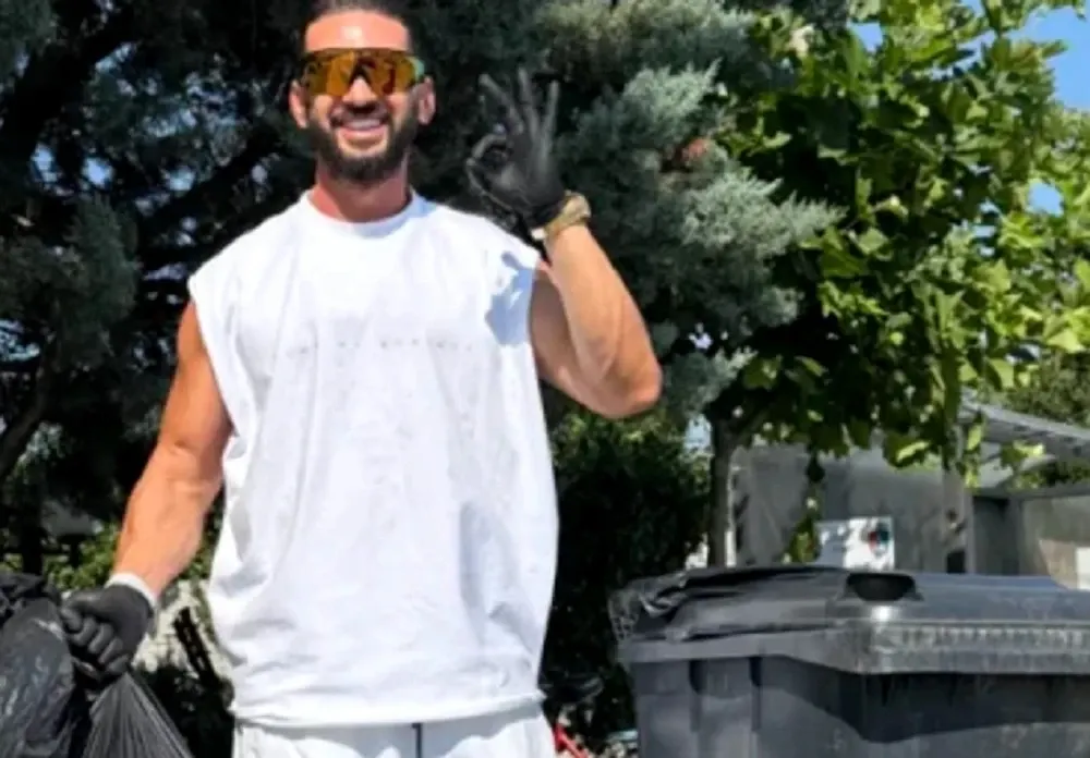 Noi imagini cu Dorian Popa la munca în folosul comunității: „Numai el putea aduna gunoaie cu Rolex la mână”