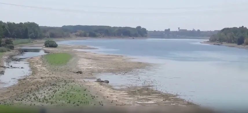 Dunărea scade cu 2–3 centimetri pe zi: Apele Române pregătesc scufundarea a patru barje pentru a asigura răcirea reactorului