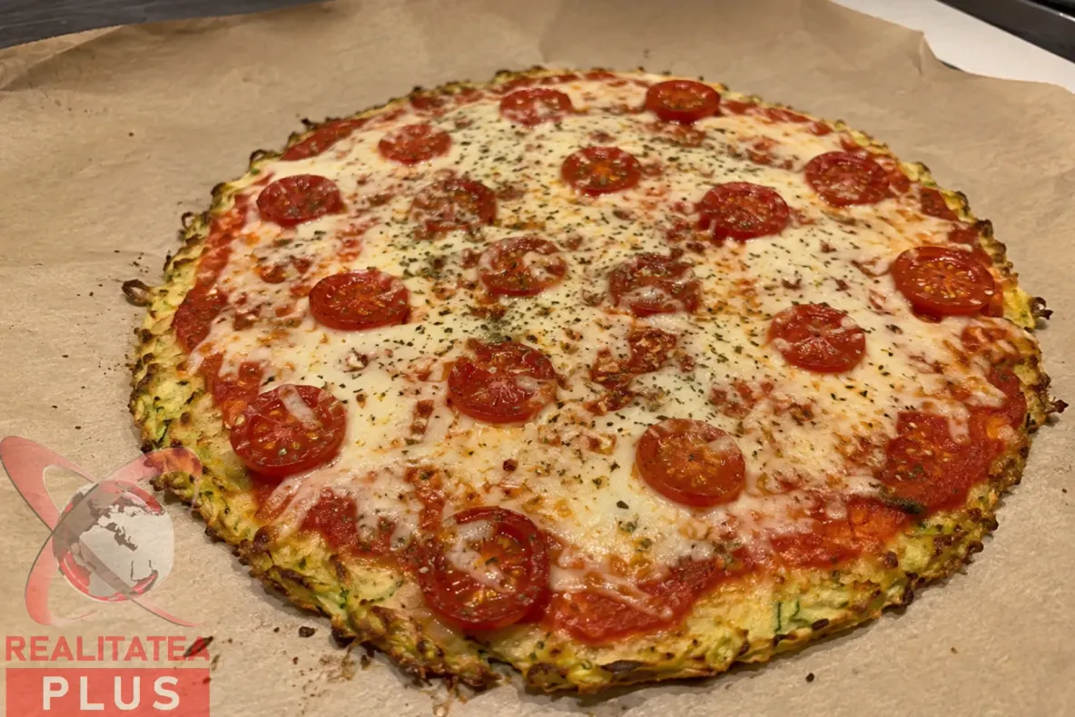 Pizza cu blat de dovlecel și brânză. Rețeta simplă și delicioasă pe care vei dori să o prepari din nou