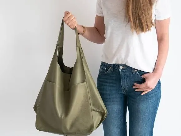 Renașterea genților maxi | De ce moda spune adio mini-poșetelor 