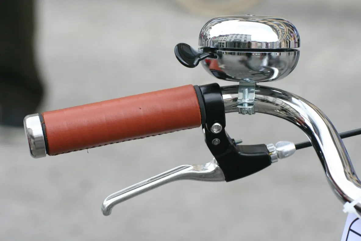 Copil de 11 ani, mort după ce a căzut cu bicicleta