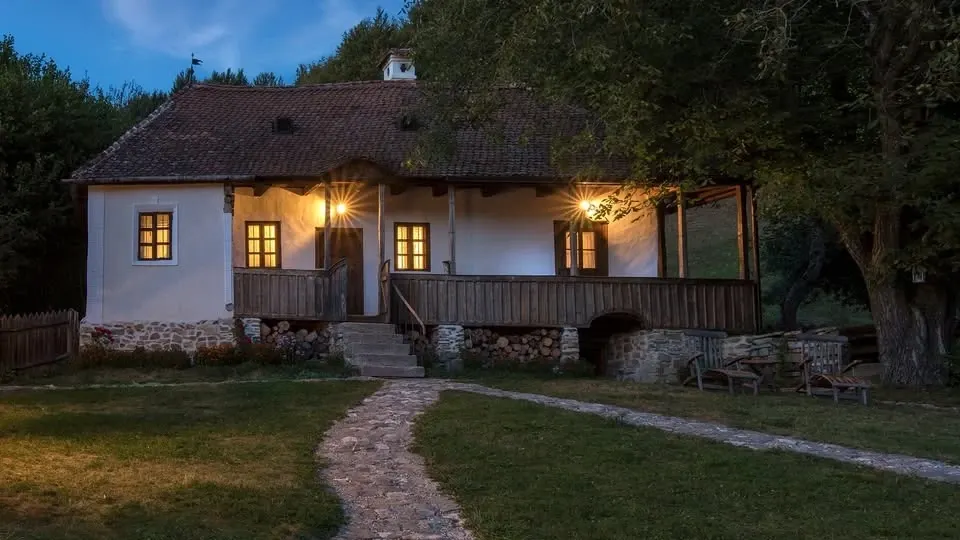 Cât costă să te cazezi pe domeniul Regelui Charles din Transilvania