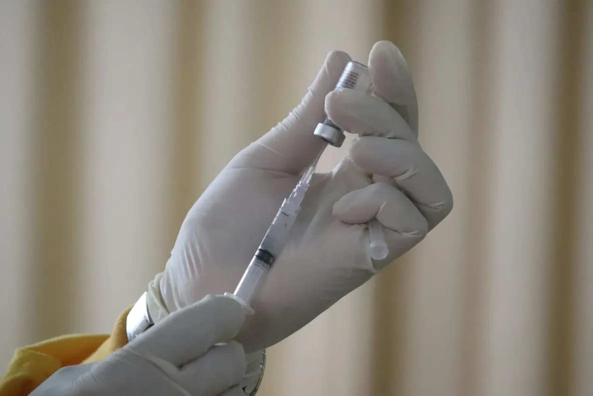 Vaccin personalizat împotriva cancerului: riscul de recidivă sau deces a scăzut cu 42%