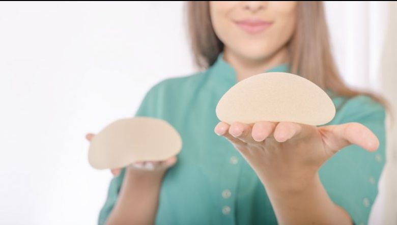 Implanturile mamare nu mai sunt la modă. De ce reducțiile sunt mai populare acum