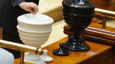 Moțiunea de cenzură a trecut cu un scor zdrobitor. Ilie Bolojan pleacă acasă
