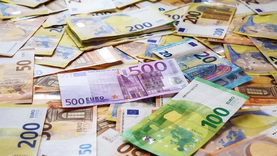 Rate mai mari pentru români după creșterea euro la 5,2 lei