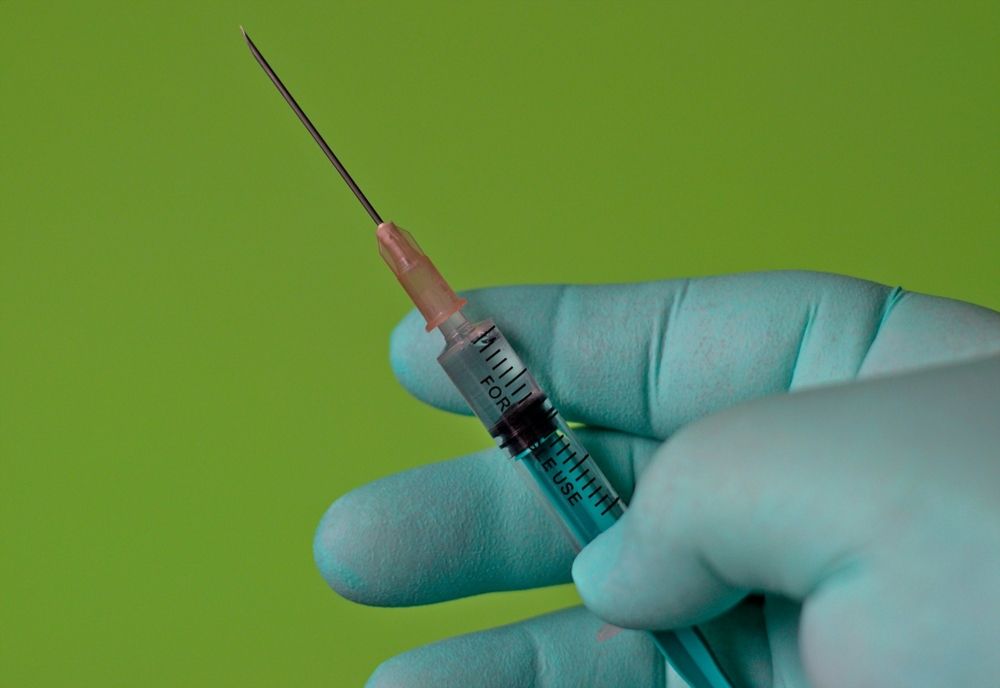    Gorj: Asistentă care primea bani pentru vaccinări fictive, reţinută