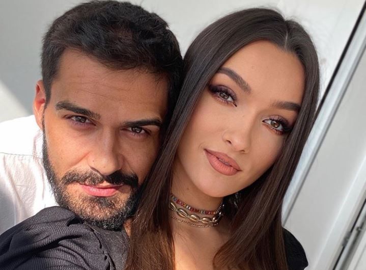 Viviana Sposub și George Burcea au strălucit pe covorul negru. Cum au apărut cei doi la premiera serialului „Wednesday”