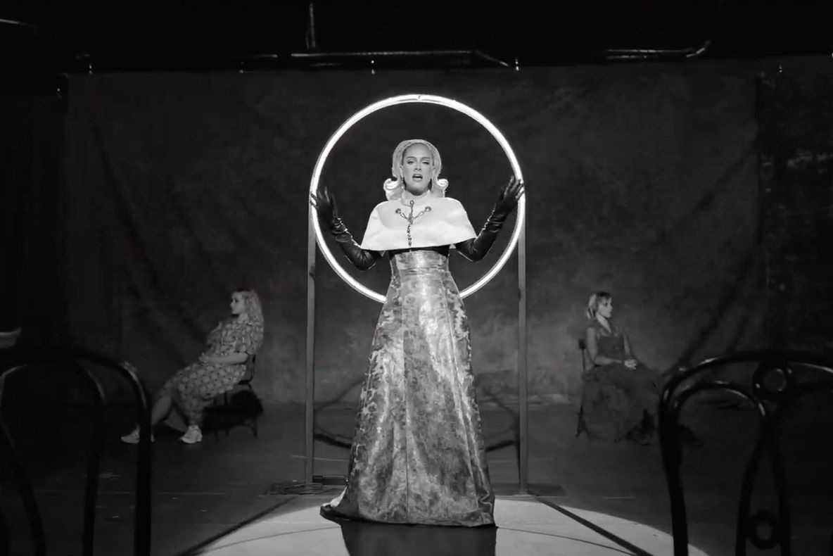 Videoclipul lui Adele „Oh My God” este un tur de forță al modei