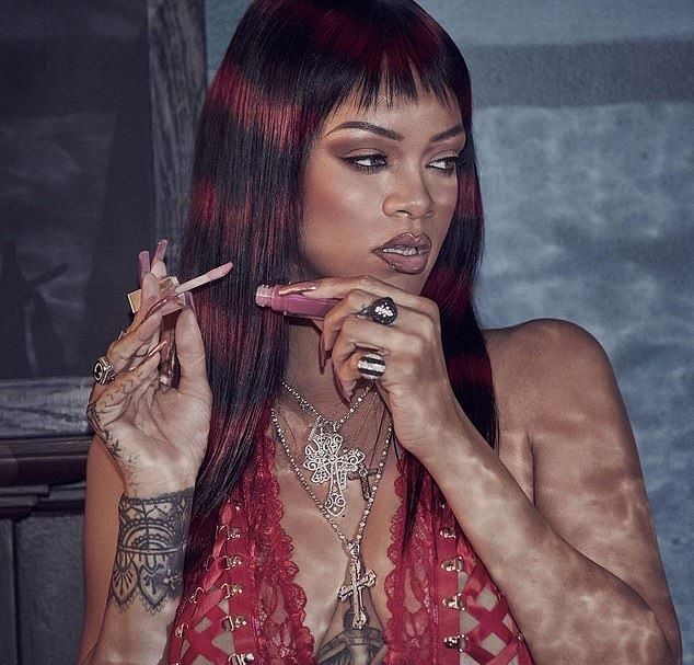 Rihanna se pregătește să-și lanseze o colecție nouă de Valentine's Day. Imagini incendiare!