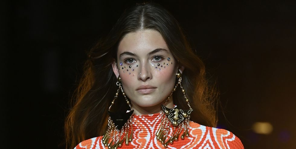 Tendințe majore de machiaj pentru primăvara 2022