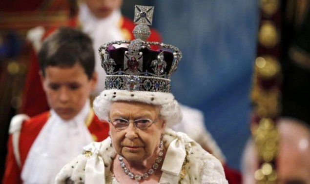 Blestemul diamantului pe care îl poartă regina Elisabeta a II-a pe cap
