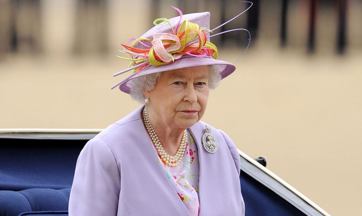 Ce probleme de sănătate are Regina Elisabeta a II-a? Se deplasează în scaun cu rotile