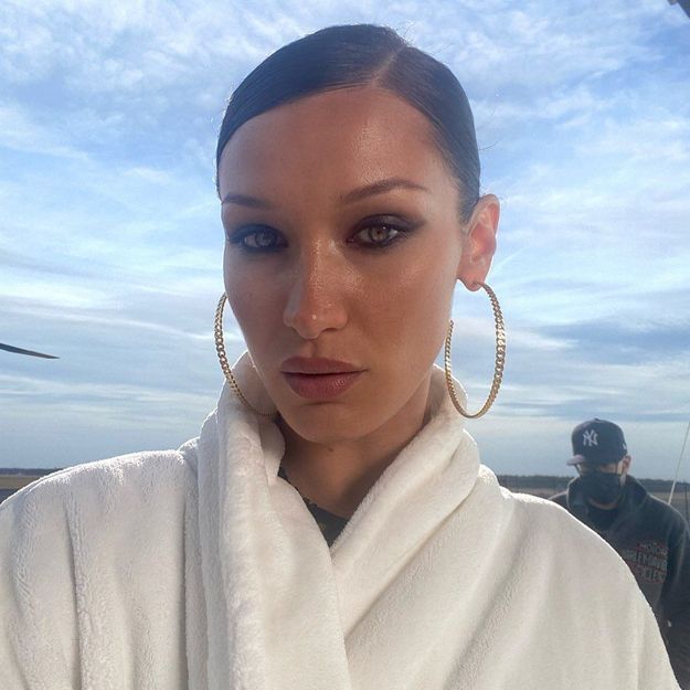 Bella Hadid dezvăluie un nou mod de a purta coada de cal