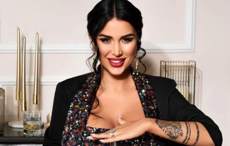 Primele imagini cu burtica de gravidă a Danielei Crudu