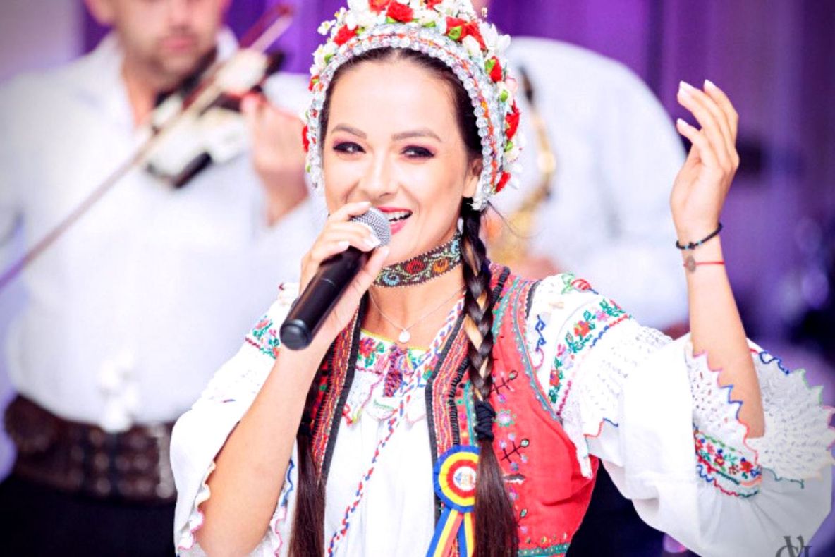 Câți bani le cere Vlăduța Lupău celor care vor să îi cânte la nuntă