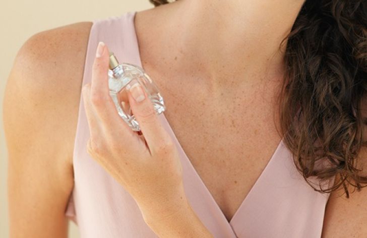 De ce nu ar trebui să aplici parfum pe gât