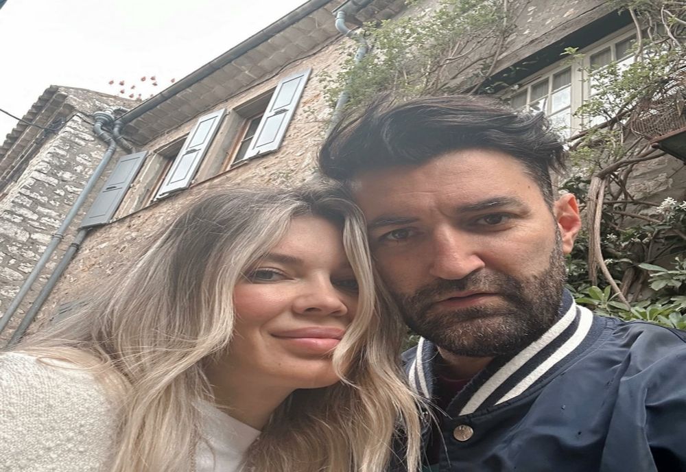 GINA PISTOL ȘI SMILEY, NAȘI DE CUNUNIE. CUM S-AU ÎMBRĂCAT LA NUNTA CARE A AVUT LOC ÎN GRECIA