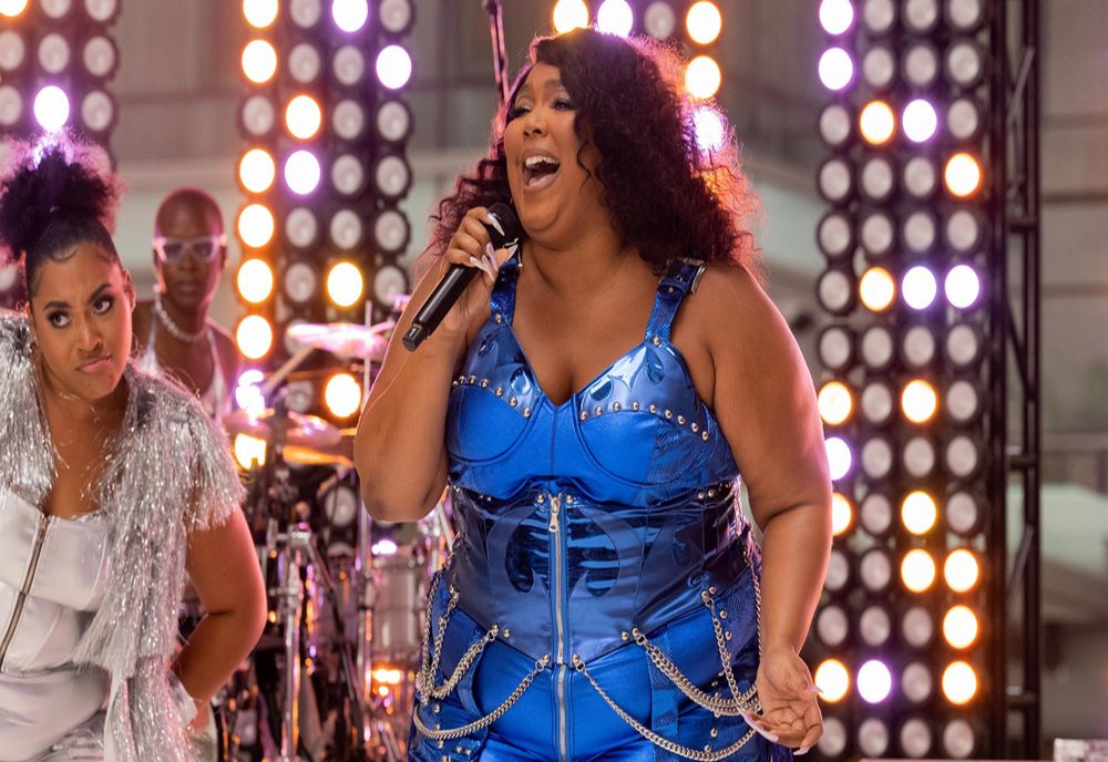 Cântăreață celebră, acuzată de hărțuire sexuală de proprii dansatori. Incredibil ce le-a cerut acestora să facă 